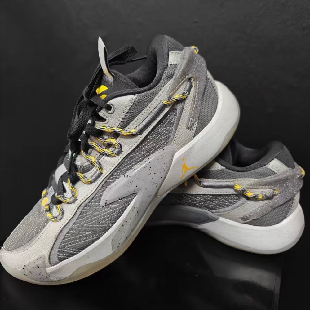 Nike Men's Sneakers in Gray and Yellow